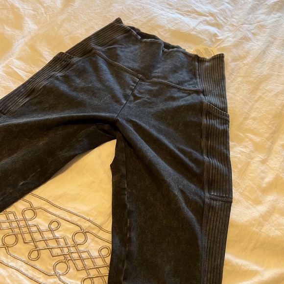 OG hi-rise pocket legging. Size small, brand new - Picture 5 of 5